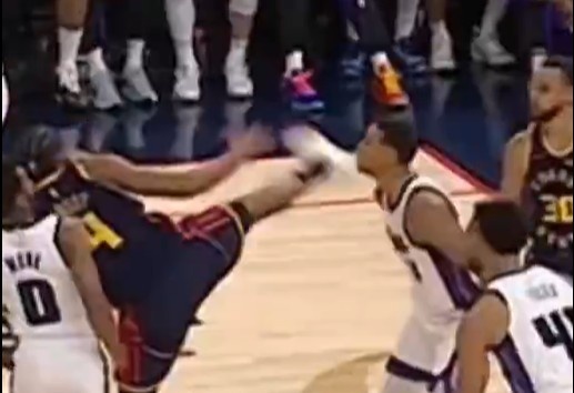  抬腳過高踢到了對(duì)手下巴！NBA官方：穆迪這一動(dòng)作被判1級(jí)惡犯